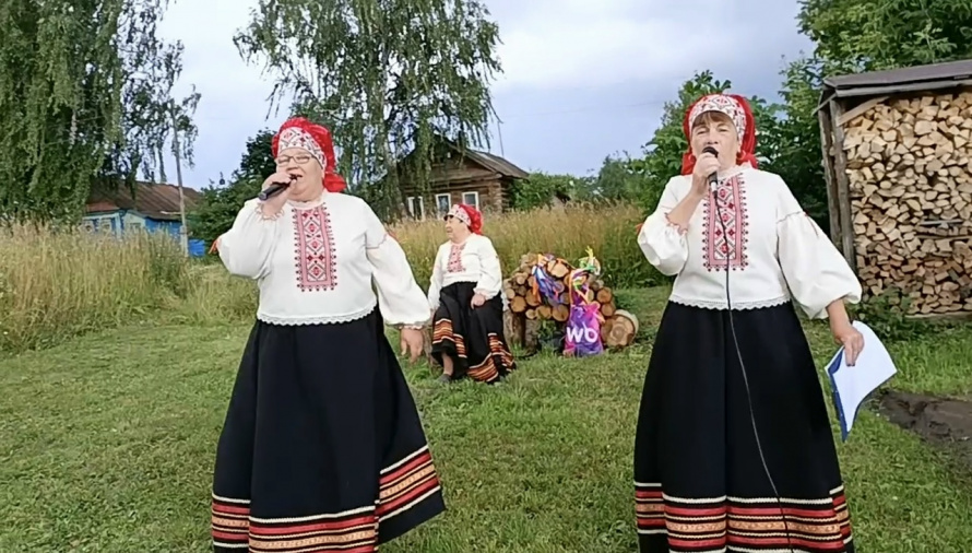 Вокальный ансамбль «Селяночка» подарил праздник жителям деревни Малое Корево.