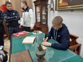 На интерактивной прогулке по районному краеведческому музею побывали студенты Княгининского университета – обладатели Пушкинской карты