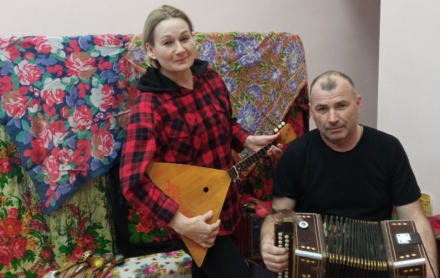 Фольклорная программа «Русская ложка, балалайка и гармошка» собрала взрослых и детей в Озерском Доме культуры