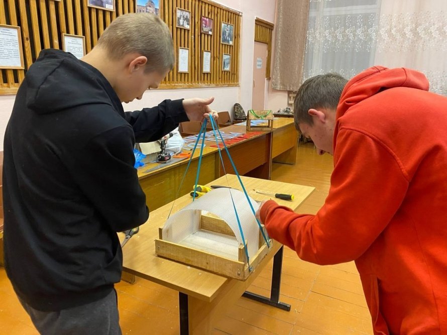 Участники творческих объединений Озерского дома культуры изготовили кормушки для птиц. 