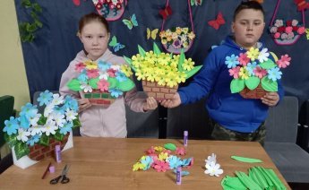 В Возрожденском Доме культуры прошла познавательная программа с мастер-классом «Яркие лепестки весны».