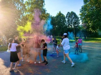На площадке Соловьевского дома культуры состоялся невероятно яркий и весёлый фестиваль красок лета. 