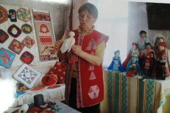       Ко Дню народной игрушки в Егорьевской сельской библиотеке организовали выставку творчества Валентины Долининой, мастера тряпичных кукол.