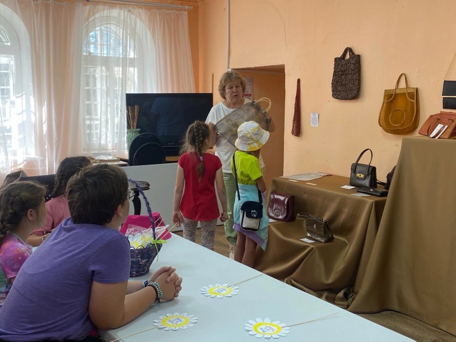 Выставку «Модная витрина» в краеведческом музее посетили ребята из Дома детского творчества.
