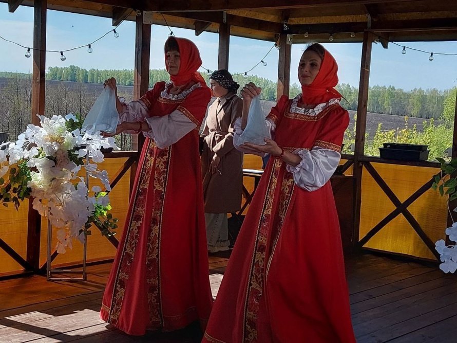 Второй год подряд в православный женский день у стен храма Рождества Пресвятой Богородицы в с.Рубское сельская клубная система совместно с Княгининским Благочинием проводит час духовности и культуры «Женщины и есть мир»