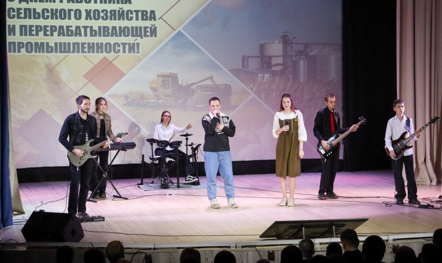      Творческие коллективы Дома культуры г. Княгинино поздравили тружеников села с праздником.