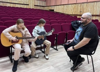 В Соловьевском сельском Доме культуры начались занятия клубного формирования для тех, кто хочет научиться играть на гитаре.