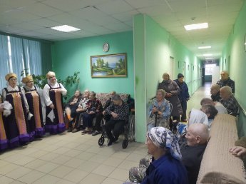 Фольклорный ансамбль «Селяночка» Островского СДК вновь навестил жильцов Княгининского дома-интерната.