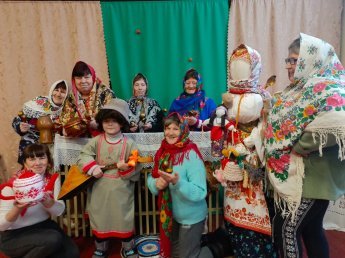 В Островском сельском Доме культуры прошла фольклорная игровая программа под названием «С днём рождения, Домовой!»