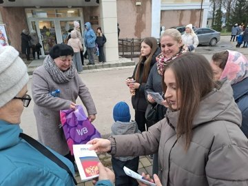 Работники Дома культуры г.Княгинино провели акцию, посвящённую Дню герба России.