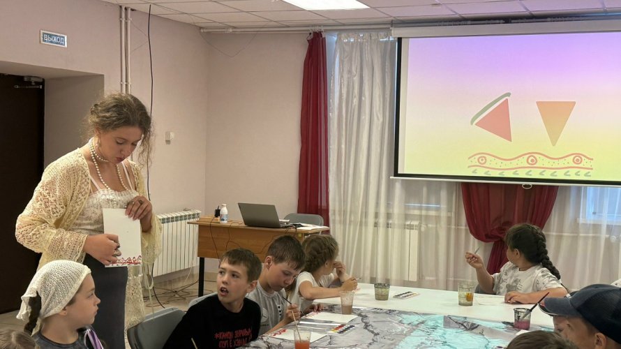 В Доме культуры г. Княгинино прошел мастер-класс в акварельной технике «Рисуем летние сладости».