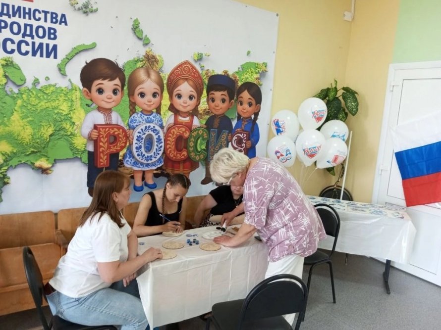 Мастер-класс по мотивам гжелевской росписи прошел в Троицком СДК.
