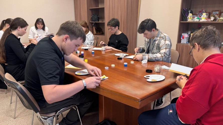 С творчеством Ивана Айвазовского познакомились участники мастер-класса «Рисуем природу».
