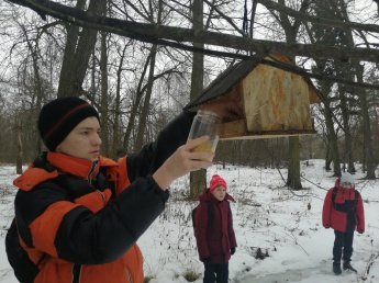 Очередную акцию «Покормите птиц» организовал Озерский сельский Дом культуры.