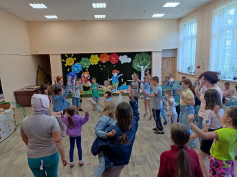 Герои любимых мультфильмов пригласили детей и взрослых на веселые соревнования в Ананьевский сельский Дом культуры.
