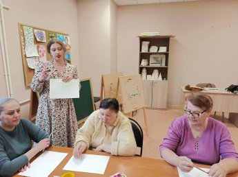 В Доме культуры г. Княгинино организовали мастер-класс по рисованию для людей с инвалидностью.