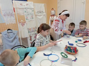 Мастер-классом в Островском сельском Доме культуры открылись творческо - обучающие встречи с мастерицами народной вышивки в рамках проекта «Живая нить», поддержанного Президентским фондом культурных инициатив.     
