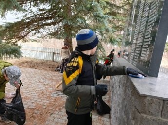 В дни школьных каникул ребята из клубного любительского объединения «СВОй Остров» организовали патриотическую акцию под названием «Урок Памяти».