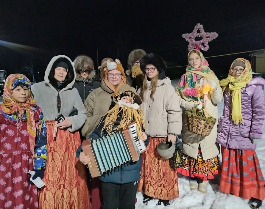 В Рождественский сочельник на улицах деревни Большая Андреевка было шумно и весело