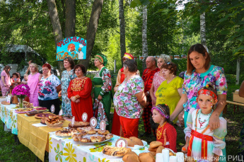 На межрайонный фестиваль «Праздник пирога в Покрове» позвал Озерский сельский Дом культуры хозяек-искусниц с юго-восточной части Нижегородской области.