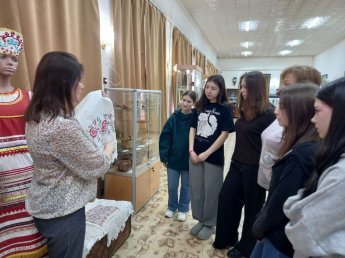       Княгининский краеведческий музей представил молодым любителям искусства и истории уникальную интерактивную экскурсию, посвященную традиционной русской вышивке.