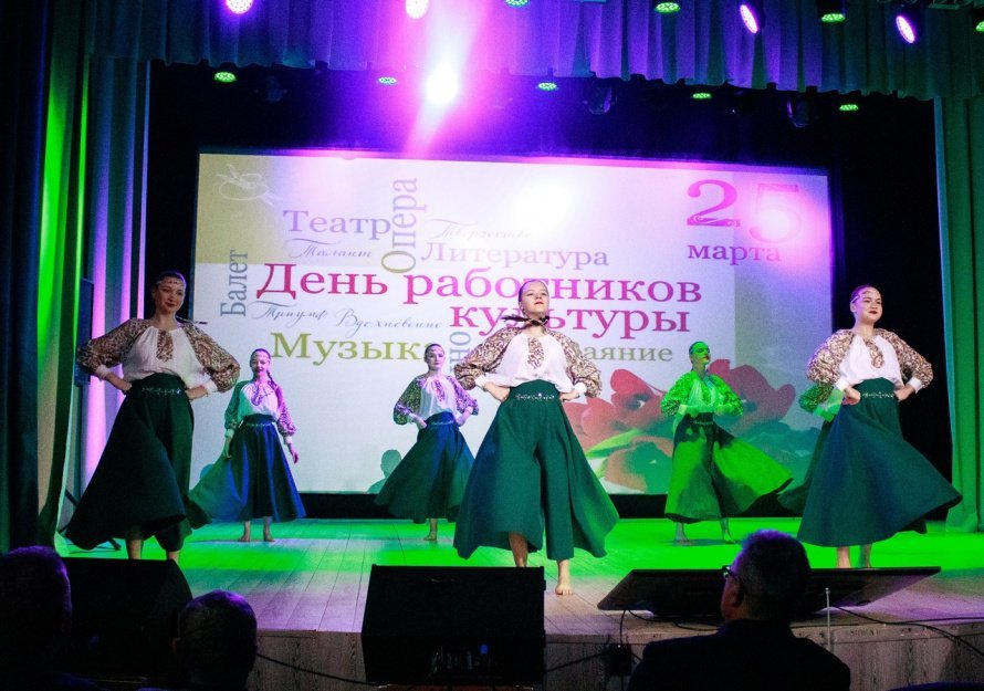 Даже в свой профессиональный праздник работники Культурно-досугового объединения вновь были на сцене.