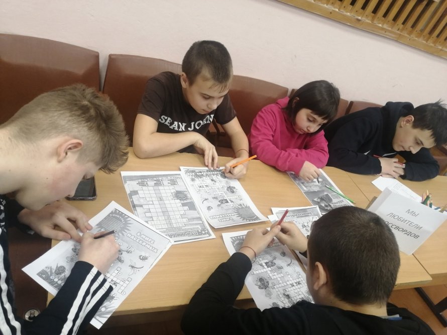 В Озерском сельском Доме культуры организовали молодежный чемпионат кроссвордистов.