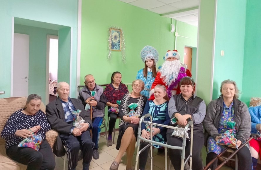 Настоящая дружба зародилась между самодеятельными артистами Островского СДК и проживающими в Доме-интернате г. Княгинино.