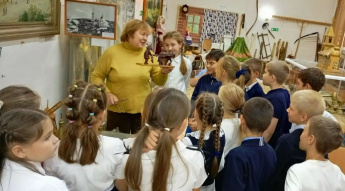 В краеведческом музее состоялась музейная гостиная «От села к селу: путешествие по традициям» для школьников.