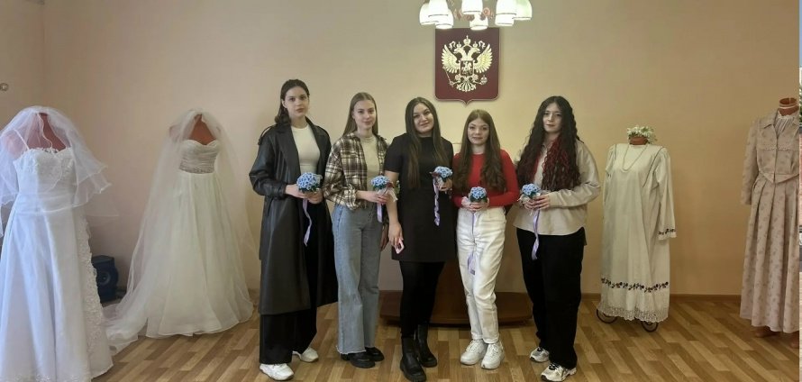 Экспонаты краеведческого музея стали героями выставки в Княгининском ЗАГСе в честь Дня невест. 