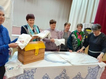 В Островском сельском Доме культуры прошёл вечер отдыха «Сундучок семейных ценностей»