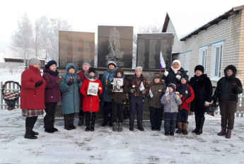  В с. Троицкое прошла патриотическая акция «Гордимся славою Героев!»