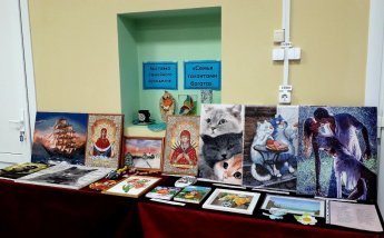В Троицком сельском ДК работает выставка семейного рукоделия «Семья талантами богата».