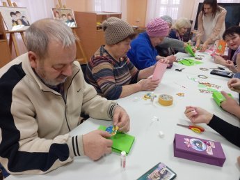 Новогодний мастер-класс для пожилых людей и инвалидов организовали в Княгининском краеведческом музее