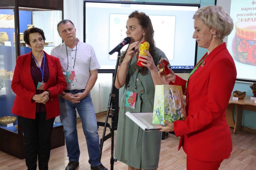 Персональная выставка художницы Юлии Приваловой прошла в рамках фестиваля народной культуры «Тарарушки»