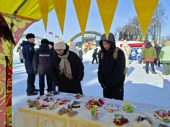 Сотрудники Княгининского краеведческого музея организовали выставку обереговых кукол. 